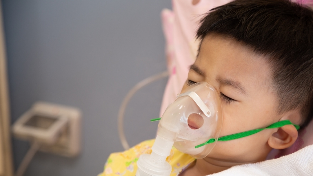 child with asthma nebulizer