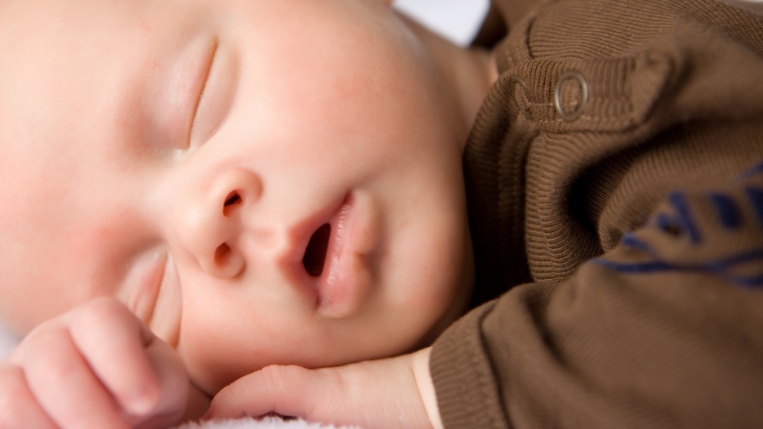 child with obstructive sleep apnea sleeping with mouth open